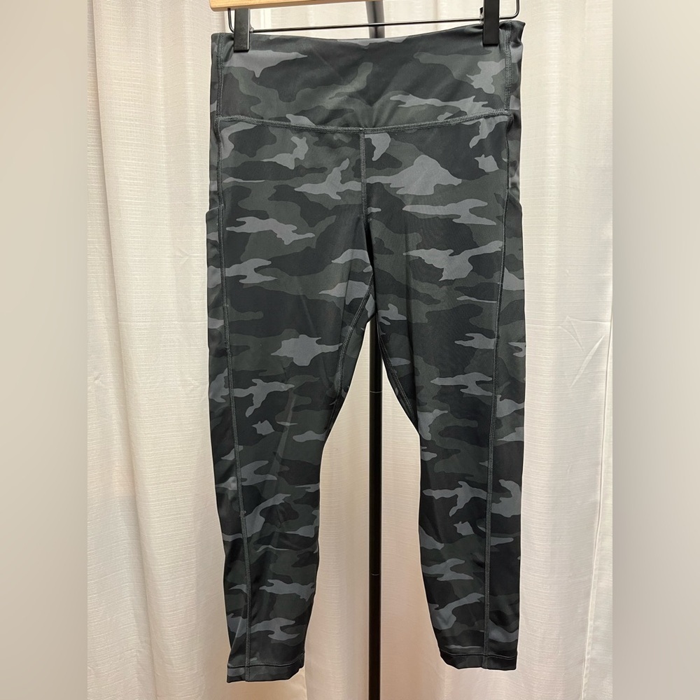Athleta Ultimate Stash Pocket Camo 7/8 Tight SuperSonic | size medium